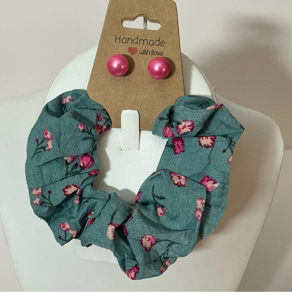 Handmade Pink Earrings and Floral Scrunchie
Set, Hypoallergenic Jewelry …​​​ - Picture 3 of 3